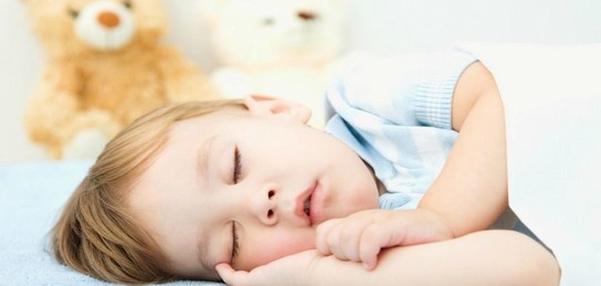 Анасы кішкентай ұлын жыныстық қатынасқа азғырғанын онлайн көріңіз Белбеу және таяқпен ұрып-соғу