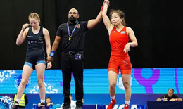 Әйелі күйеуімен телефонмен сөйлесіп, трахает жасайды Порно әжесі қызы мен немересі лесбиянка