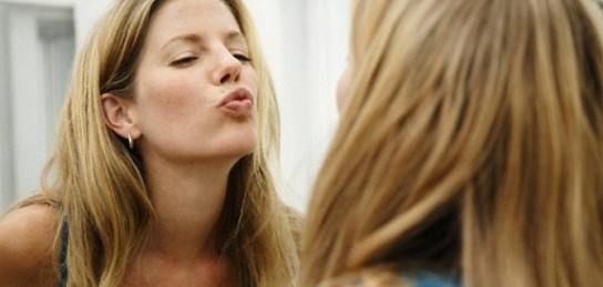 Көкіректі әйел еркектердің есектерін жалайды (видео)