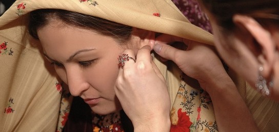 Жігіт қыздардың көзінше помпамен жұлқылайды