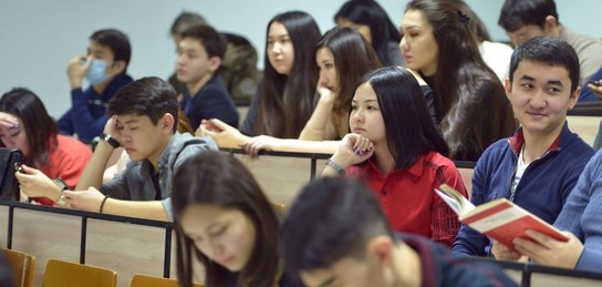 Мен мұрнымды минет қыздың үлкен жопасына көмдім