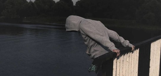 Шешініп жатқан жалаңаш қыздың қозғалмалы суреттері