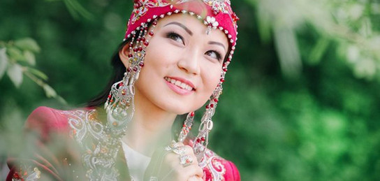 Әйел күйеуін жерге қояды