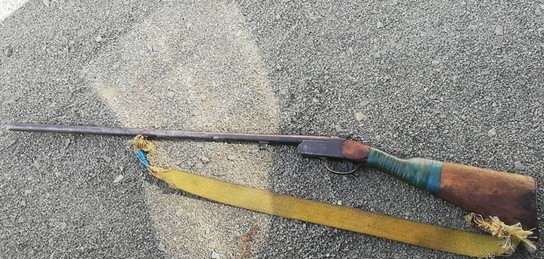 Полицейлер балапанды сиқырлайды