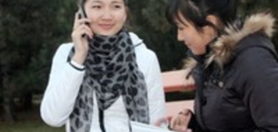 Латекстегі жалаңаш және әдемі қыздар Ерлі-зайыптылар жыныстық қатынас үшін ерлі-зайыптыларды іздейді.