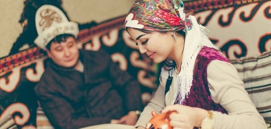 Қарақшы әйелін күйеуінің артына тастайды