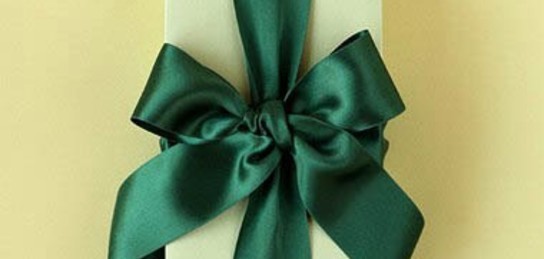 Сыйлық ретінде бөксесіне бантик тағып жалаңаш