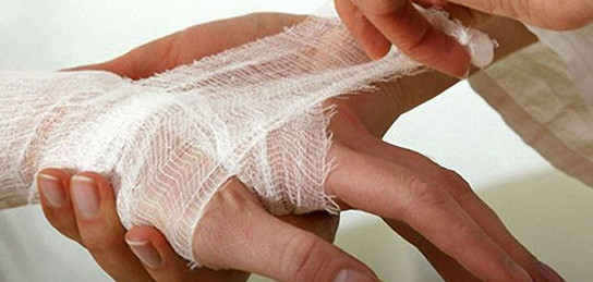 Лесбиянка қызы анасын жопадағы белдікпен трахает (Ферро порно)