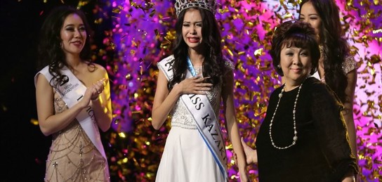 Сән көрсетілімінен кейін киім ауыстыратын бөлмеде блят