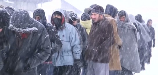 Секс машиналарына байланған Тоғандағы жалаңаш жұп