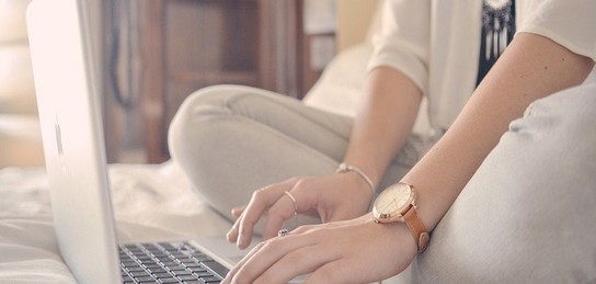 Қызметші қожайынды былғады Секс Малка