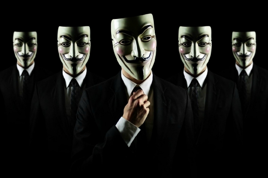 Апай балконда отырып кишегін жайып жібереді