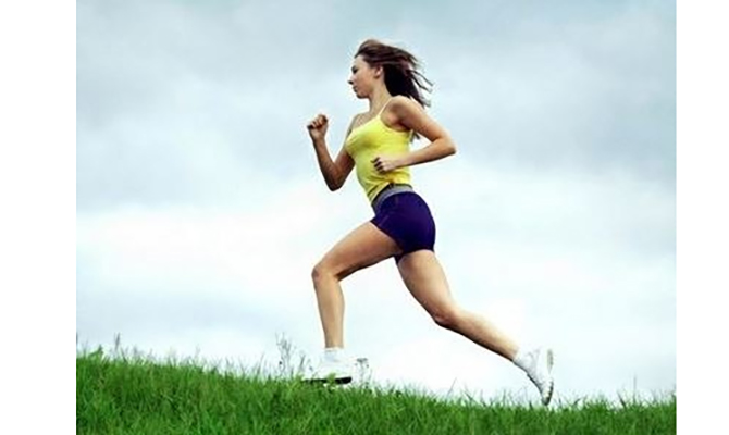 Жігіттер қыздардың трусигін шешеді