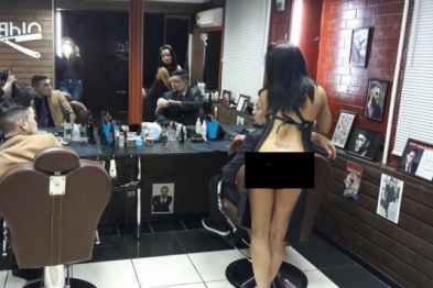 парикмахерская где стригут голые девушки