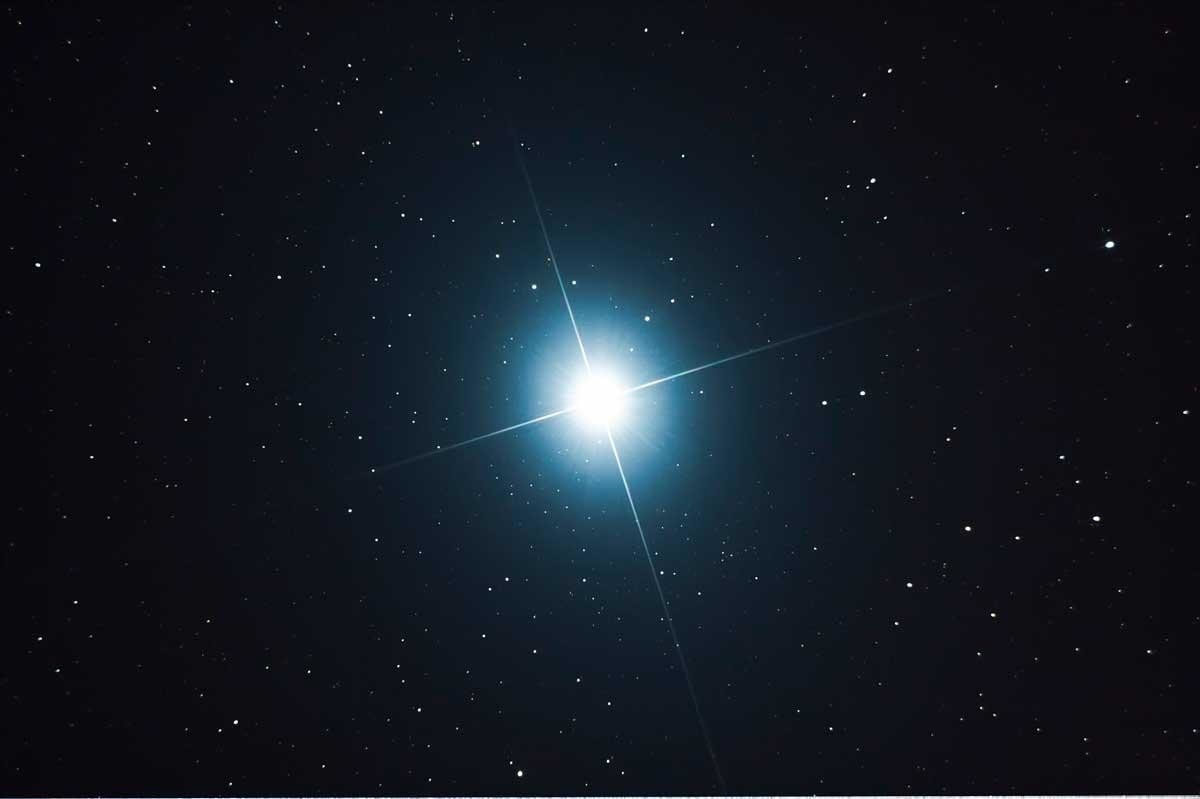 Самая яркая звезда в ночном небе