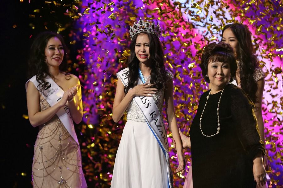 Жалаңаш әйелдер жасырын камерада киім ауыстырады