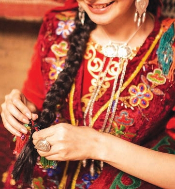 Жалаңаш қыздардың кеуделі фотосуреттері