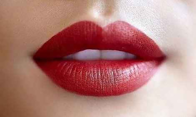 Ұйқыдағы ару секс мультфильмін көріп отыр.