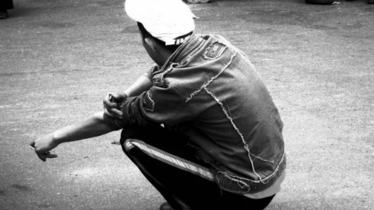 Заря он все на корточках. Заря он все на корточках. Парень на корточках. Мужчина сидит на корточках. Заря он все на корточках.