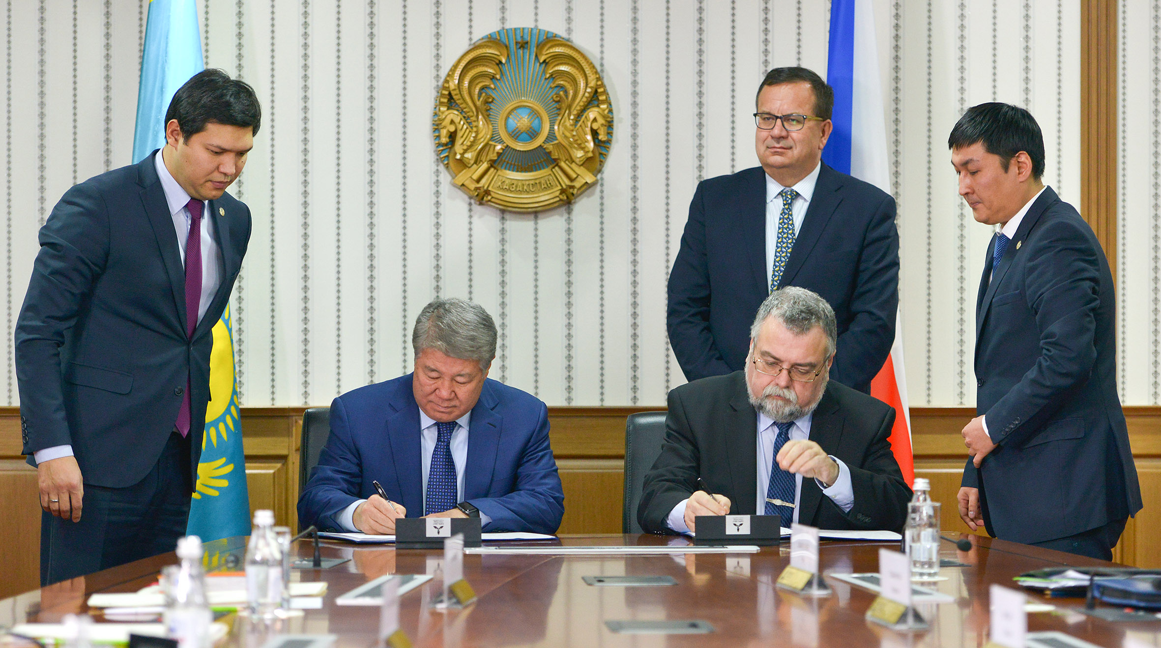 Үйдегі анальді ауырсыну көз жасы Элиталық қуыршақтармен жыныстық қатынас