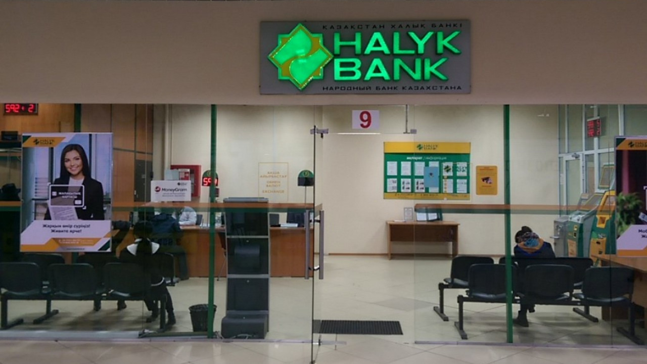 У работавшего в здании Halyk Bank консультанта обнаружен коронавирус