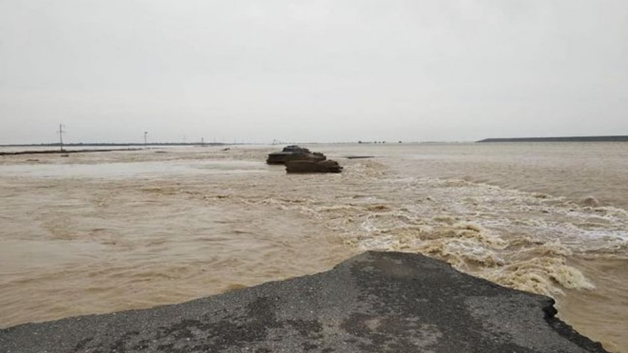 В узбекистане прорвало дамбу. Сардобинское водохранилище. Сардобинское водохранилище эвакуация. Наводнение в Узбекистане. Прорыв дамбы на реке Сейба.