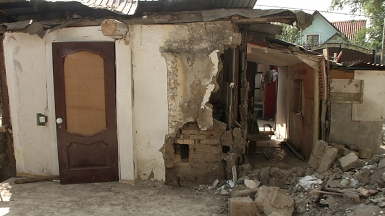 Жалаңаш қыздардың шырынды бөкселері Телехикаялардағы жалаңаш актерлердің суреттері