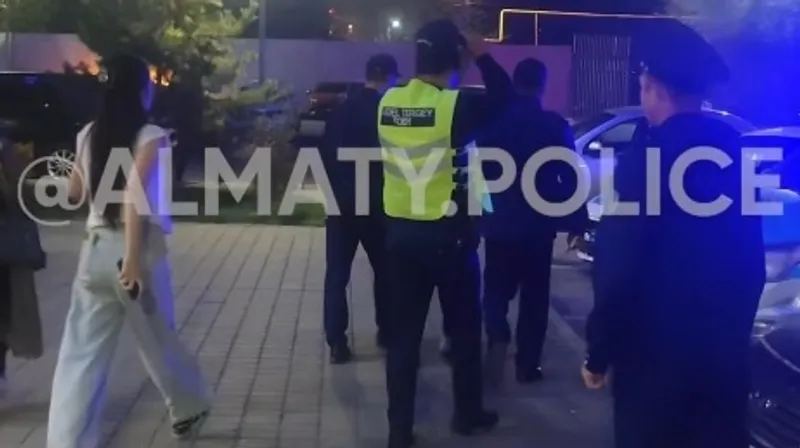 Женщина устроила скандал и напала на полицейских, пытаясь «отбить» задержанного в Алматы – видео