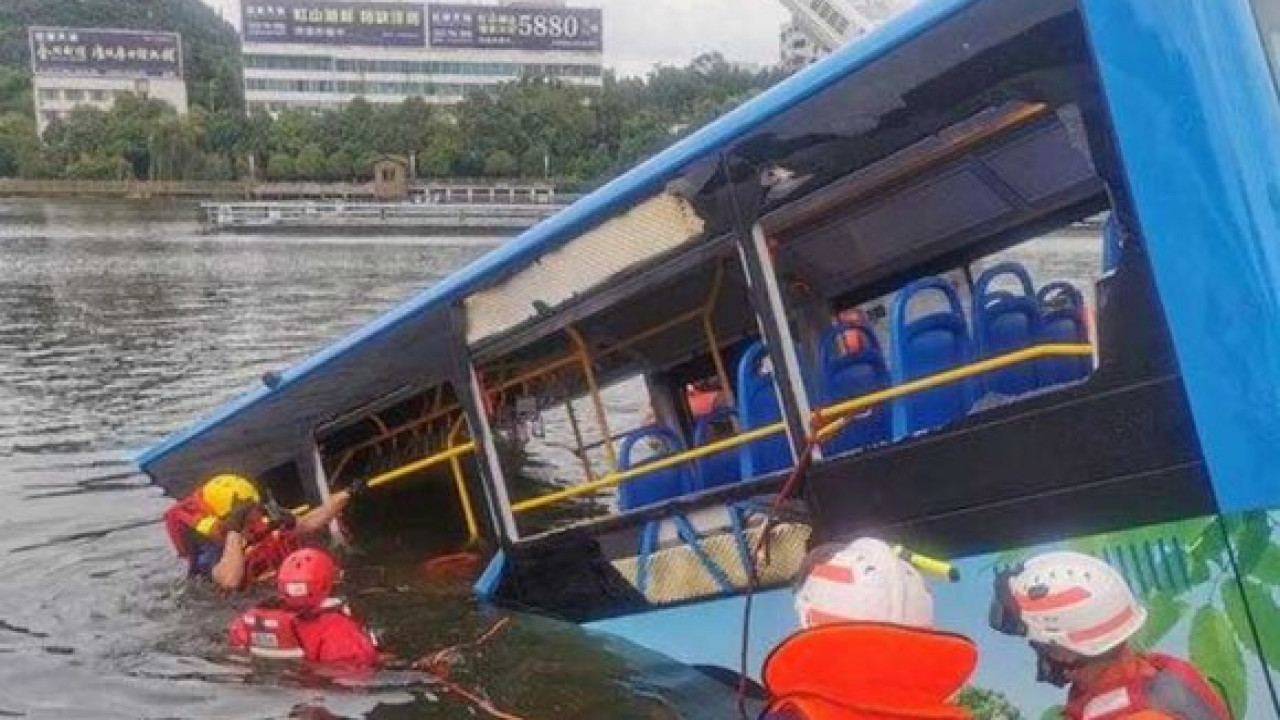 Видео падения автобуса в реку