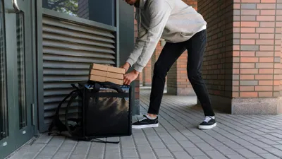 Полиция Алматы показала, как курьеры оправдывают свои нарушения на дорогах