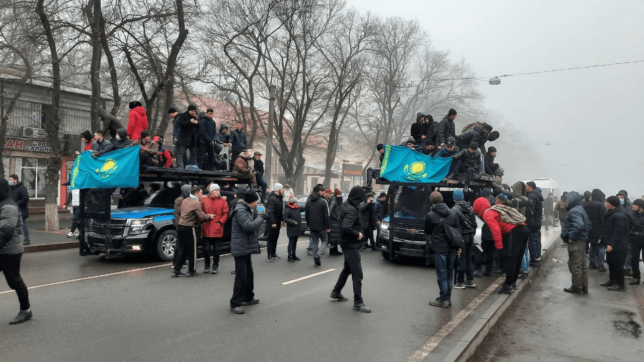 Казахстан погибло. Беспорядки в Алма Ате 2022. Протесты в Казахстане. Массовые беспорядки в Казахстане. Казахстан январь 2022 протесты.