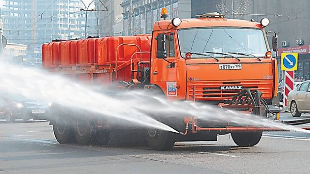 Поливалка разбила стекло в авто. Что делать?