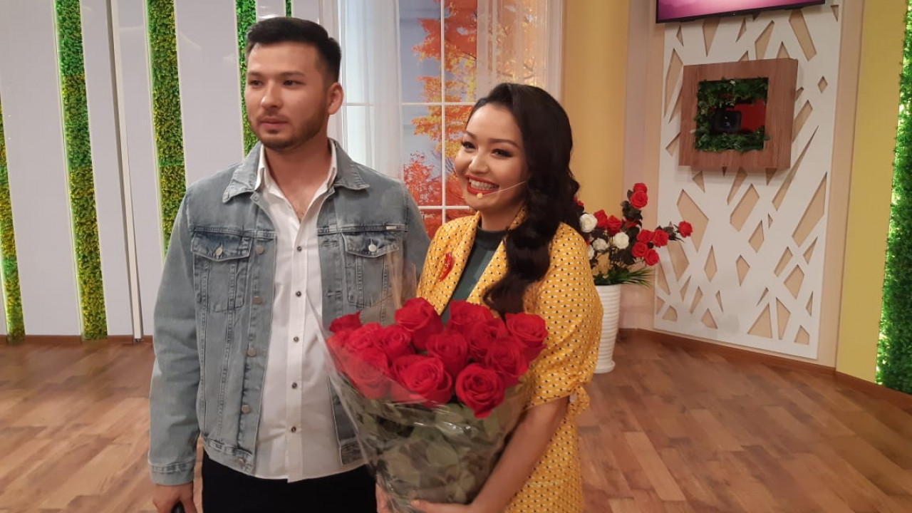 Мен орыс әйелдерінің әуесқой жалаңаш суреттеріне түсемін. Резеңке ойыншықпен порно