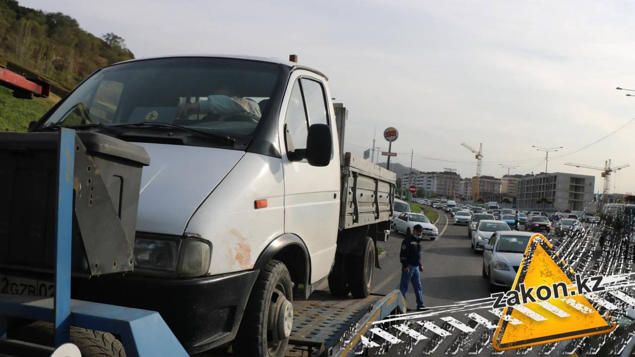 В Алматы грузовая машина сбила насмерть перебегавшего ВОАД мужчину