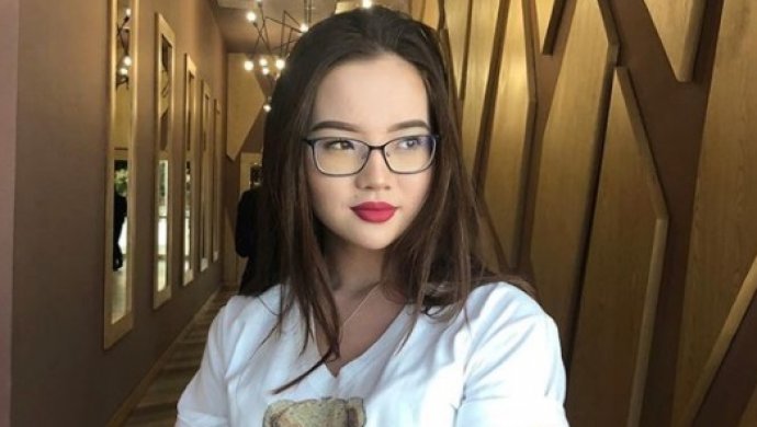 Баян алагузова с дочерью. Дочь баян алагузовой. Дочь баян. Дочь баян алагузовой. Баян алагузова.