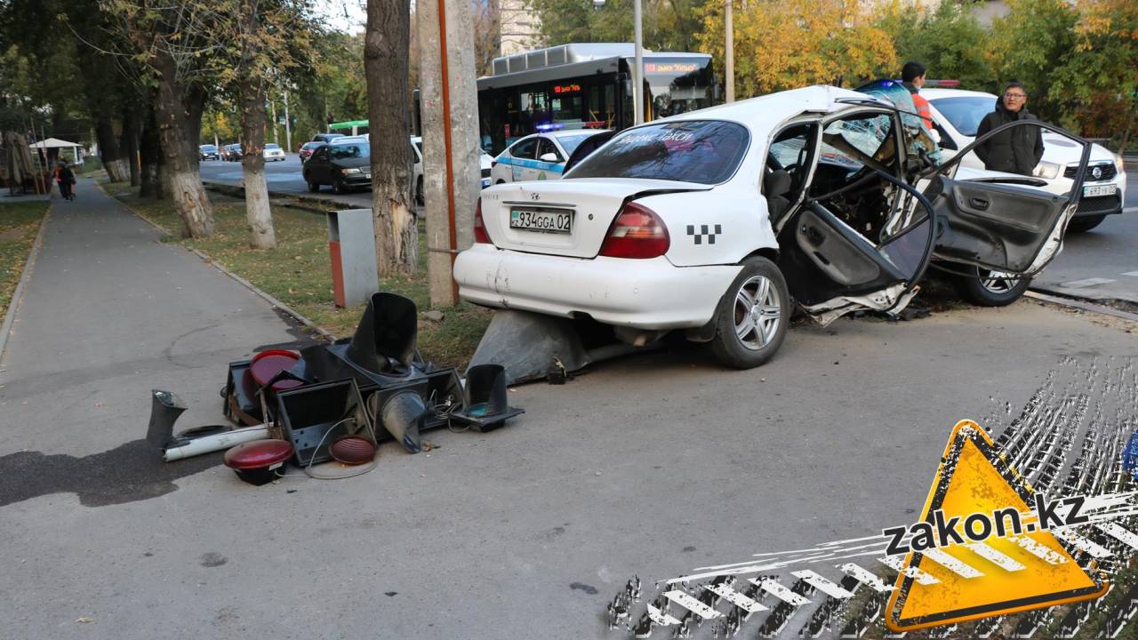 В Алматы водитель арендованной машины устроил жесткое ДТП