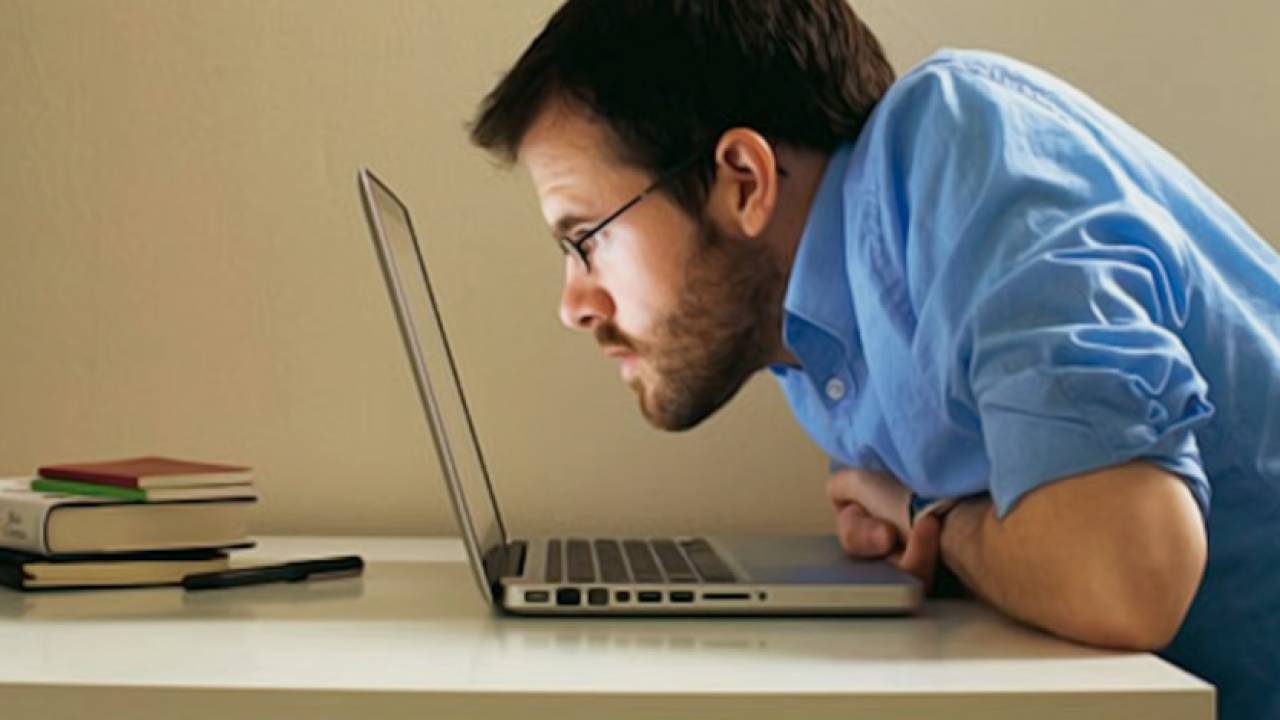 Студенты с книжками. Парень за ноутбуком. Мужчина за ноутбуком образование. Компьютер и человек. Чтение с компьютера.