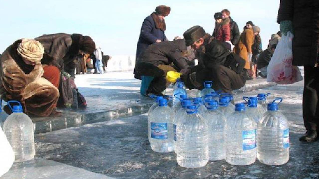 Крещение в воде. Набирают Святую воду. О крещенской воде.