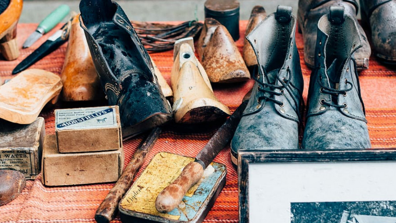 Бейнеде киім арқылы киска көрсетілген.