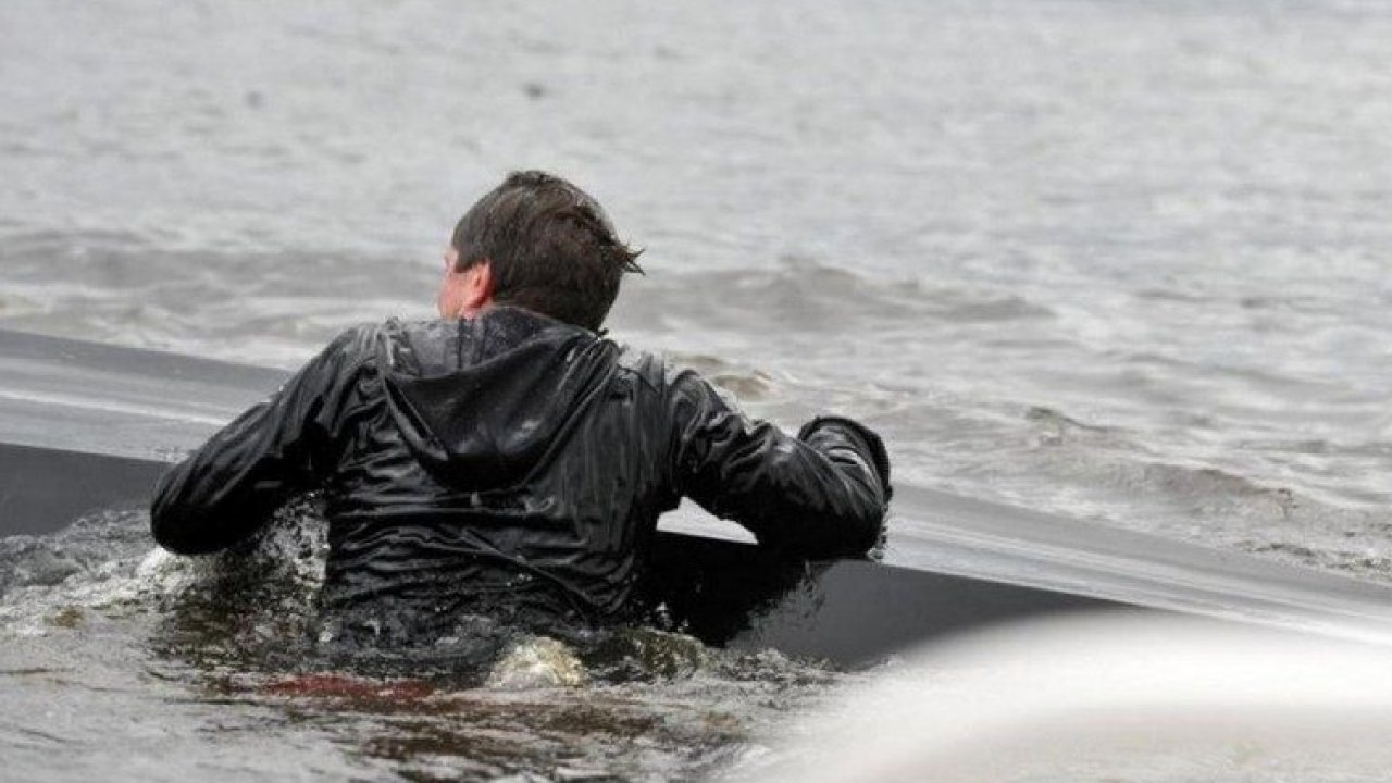 Упал в течение реки. Брод реки. Текущая вода. Упал в течение реки. Бурлящая вода в реке.