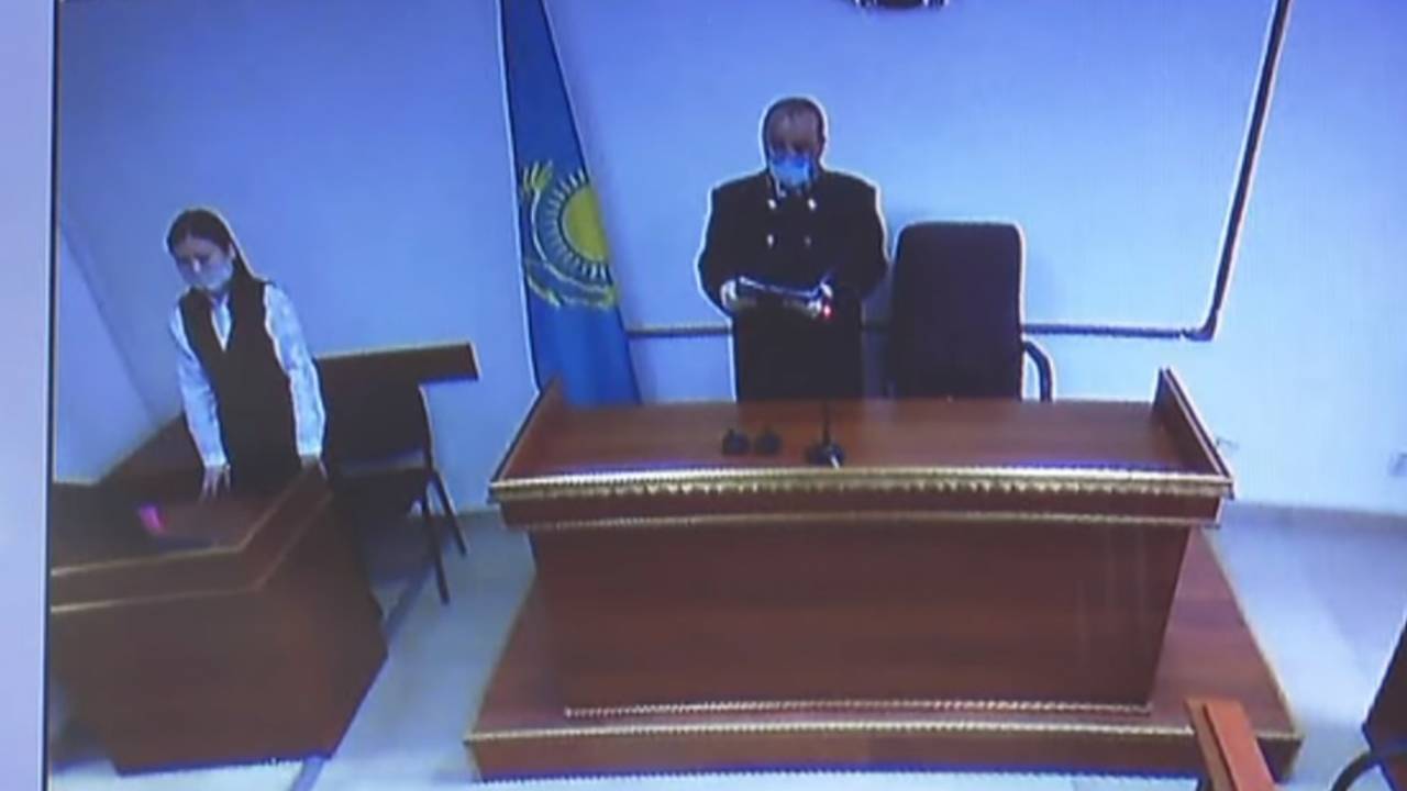 Олар үйдегі әйелдерді сиқырлайды Үй тапсырмасы бойынша қысқаша порно