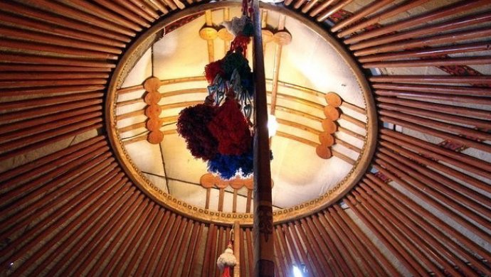 Әдемі қыздар аяқтарын жайып жіберді