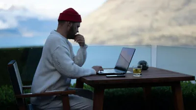 Орыс үй шаруасындағы әйел электрикті трахает