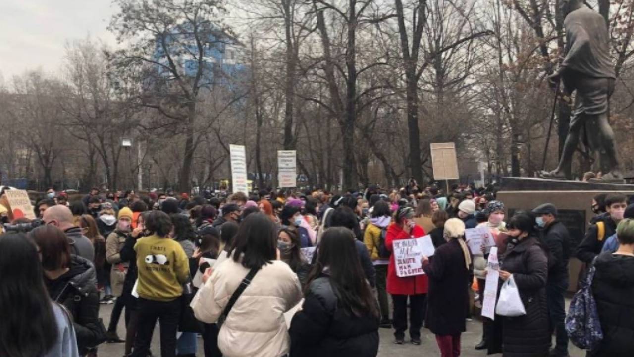 Чел заехал в митинг феминисток. Марш женщин в Казахстане. Митинг феминисток в Алматы. Парад феминисток в Алматы. Корея феминистские протесты 2016.