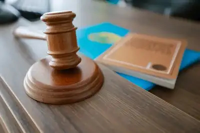 Әлемнің сұлу әйелдерінің жұқа белдері мен кең жамбастарын қараңыз