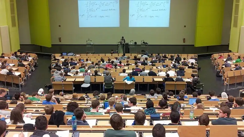 девушка с дипломом в руках. выпускники бакалавриата. принимают ли на работу с дипломом. челябинск студенты юургу. студенты магистранты.