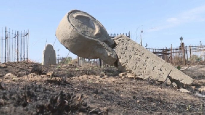 Городское кладбище мурманск. Паводком размыло кладбище. Размыло кладбище в казахстане из за наводнения. Размыло кладбище 2024. Правда что в казахстане размыло кладбище.