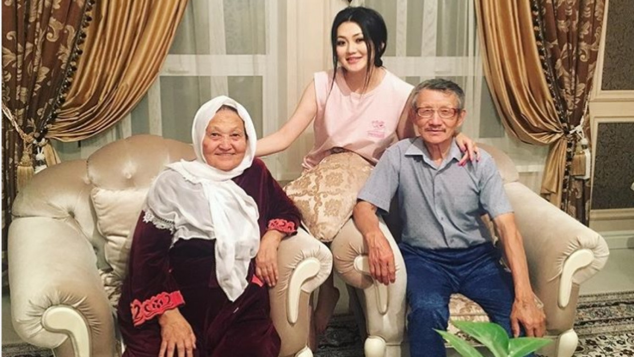 Интернеттегі үйдегі секс туралы видео Жалаңаш қыздар кискаларын жайып жіберді